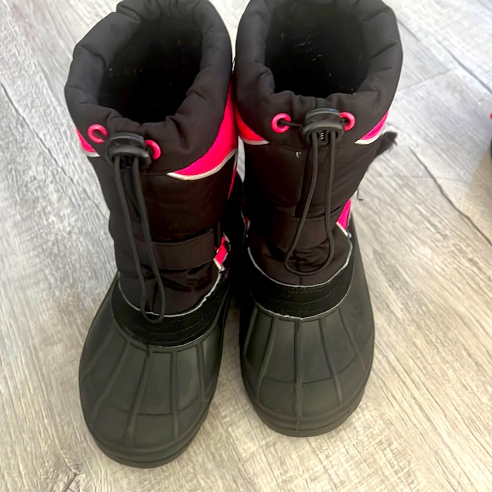 Black and pink girls snow boots size 1